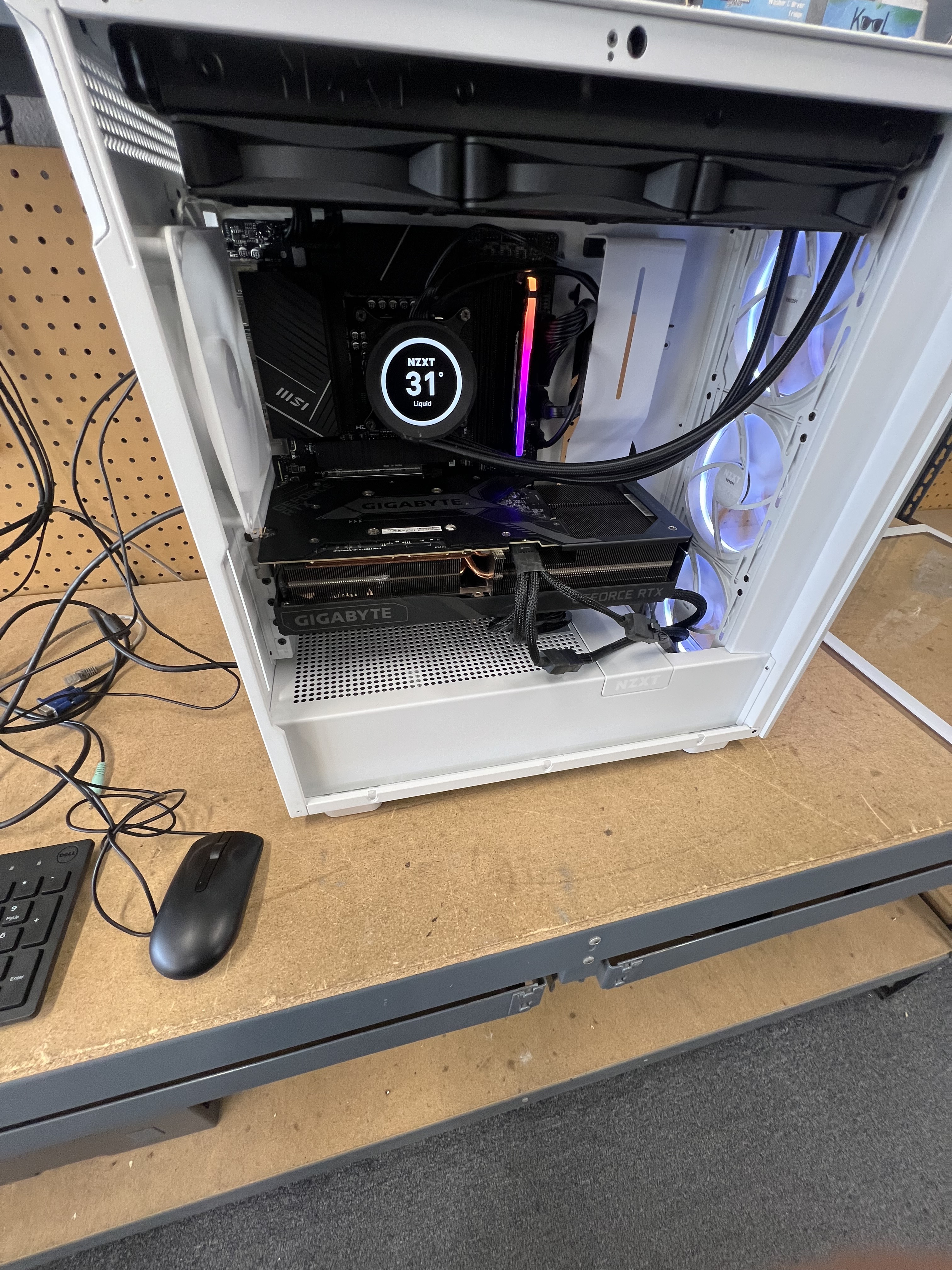 White case build with NZXT liquid cooler and Gigabyte GPU
